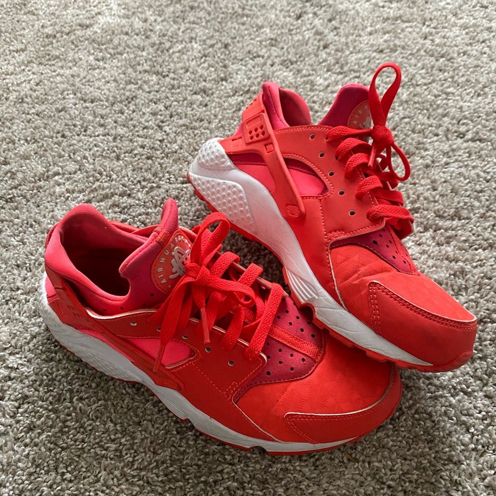 Nike Huarache Shoes bright red